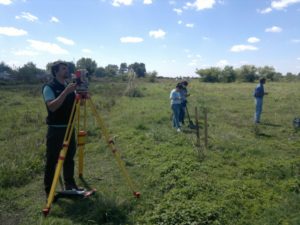 Agrimensores en terreno.jpg