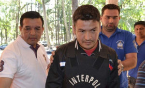 antonio-esteche-acosta-llega-a-la-jefatura-de-policia-del-alto-parana-custodiado-por-los-agentes-de-interpol-_784_573_14254411.jpg